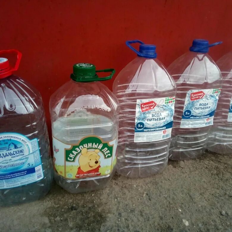 пустая пластиковая бутылка. пустая бутылка 5 литров. пустая бутылка 5 литров. питьевая вода. пустая бутылка 5 литров.