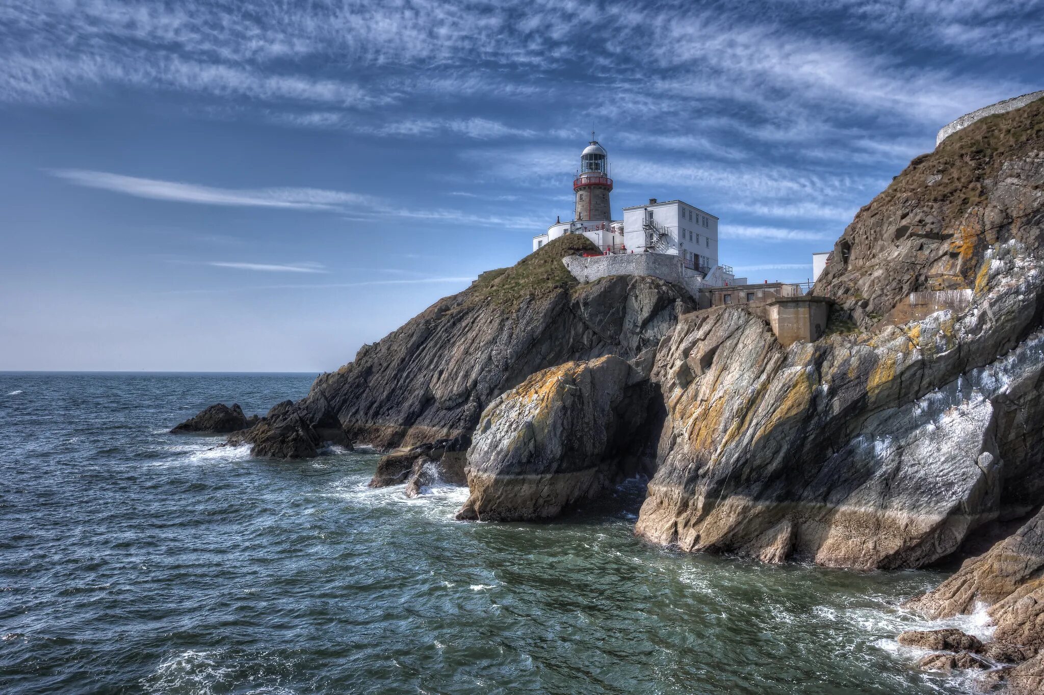 Столица находится на берегу моря. Baily Lighthouse, Ирландия. Маяк Керморван, Франция. Море скалы Маяк. Вестерос Шотландия Маяк.