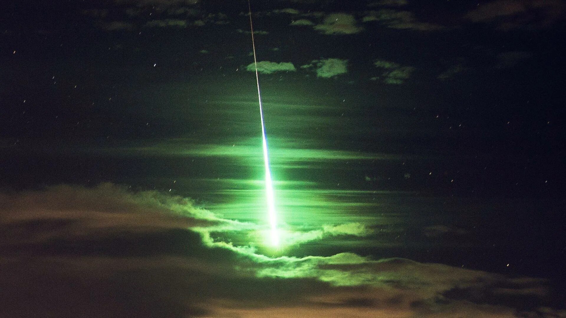 зеленый призрак. зеленый огонь на прозрачном фоне. нло зеленый. зеленый огонь в небе. Fire effect green screen.