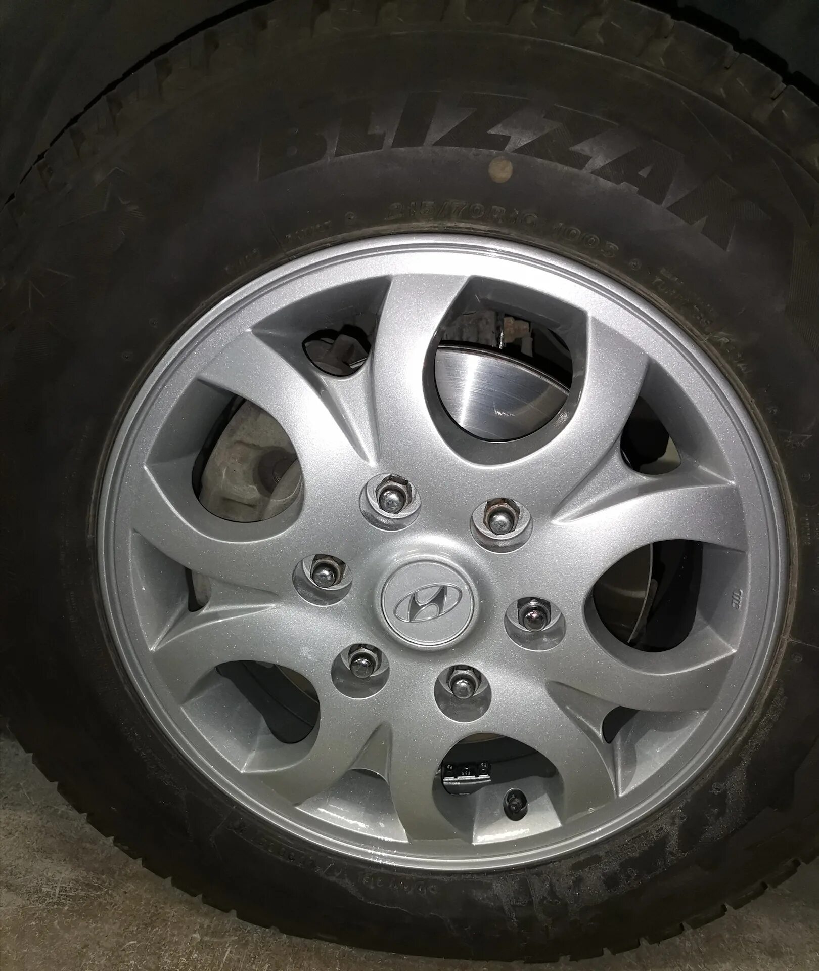 Колеса на хендай старекс. Hyundai h1 starex 20» диски. Диски для grand starex r18. Диски r15 hyundai starex колпака. Диски на старекс r15 2003.