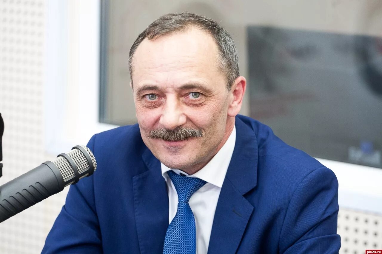 Полимерный кластер. Полимер генеральный директор. Генеральный директор завода титан полимер псков. Полимер генеральный директор. Генеральный директор метаклэй карачев.