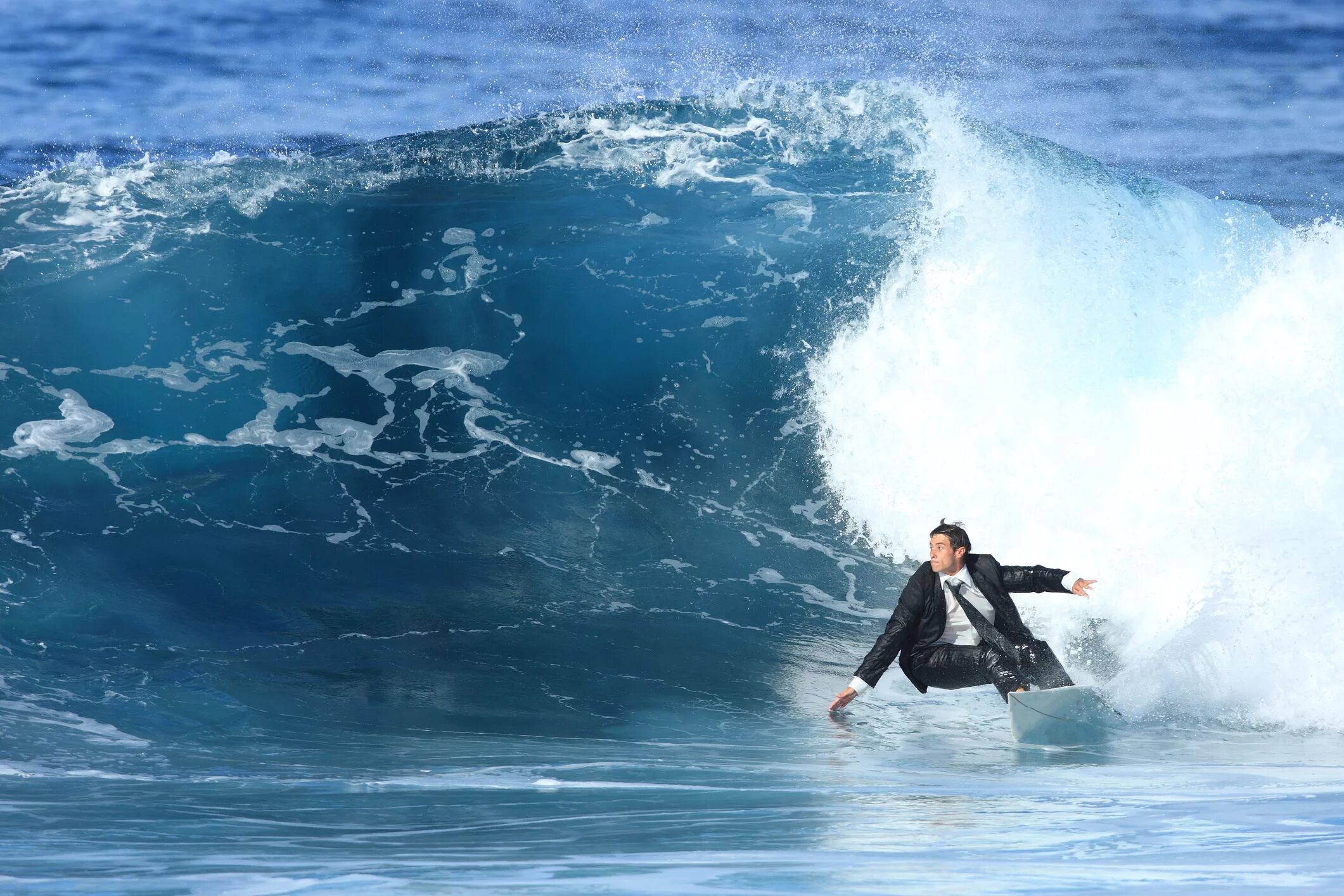 Волны шторм. Плавать в море. Плавающие волны. Марбелья море волны. Девушка в воде.