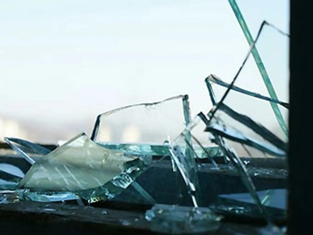 Разбитое окно. Разбитый стеклопакет. Разбитое оконное стекло. Битое стекло окно.