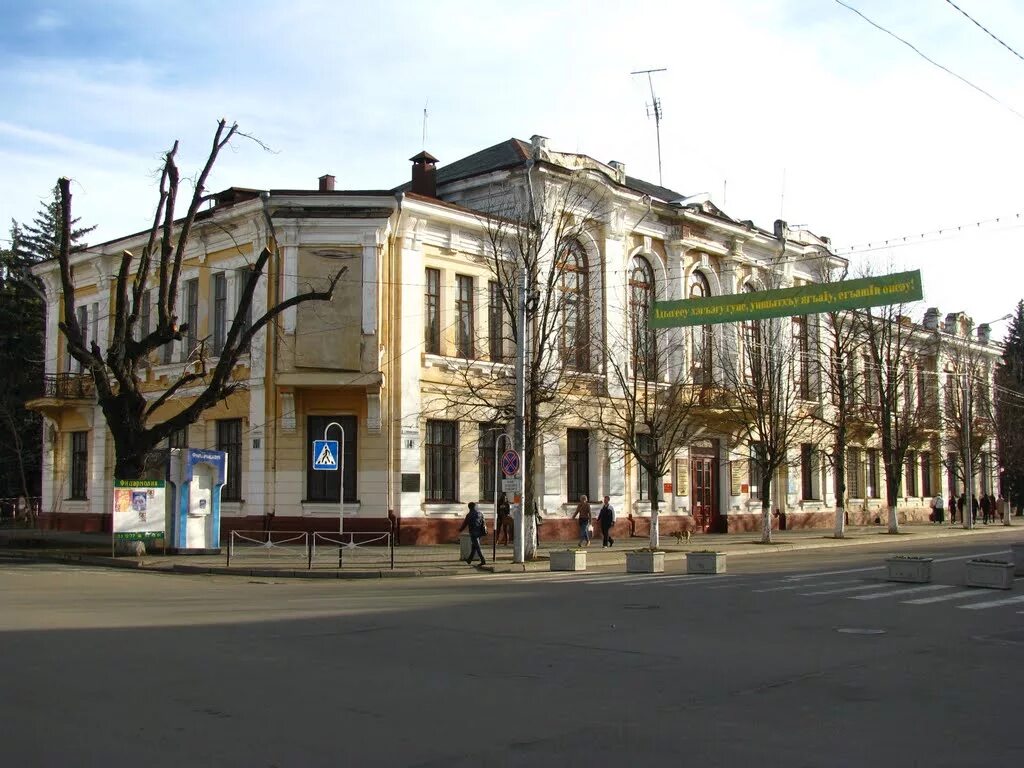 Вик майкоп. Дом Зиньковецкого в Майкопе. Майкоп Краснооктябрьская дом офицеров. Краснооктябрьская 34 Майкоп. Улица Краснооктябрьская Майкоп.