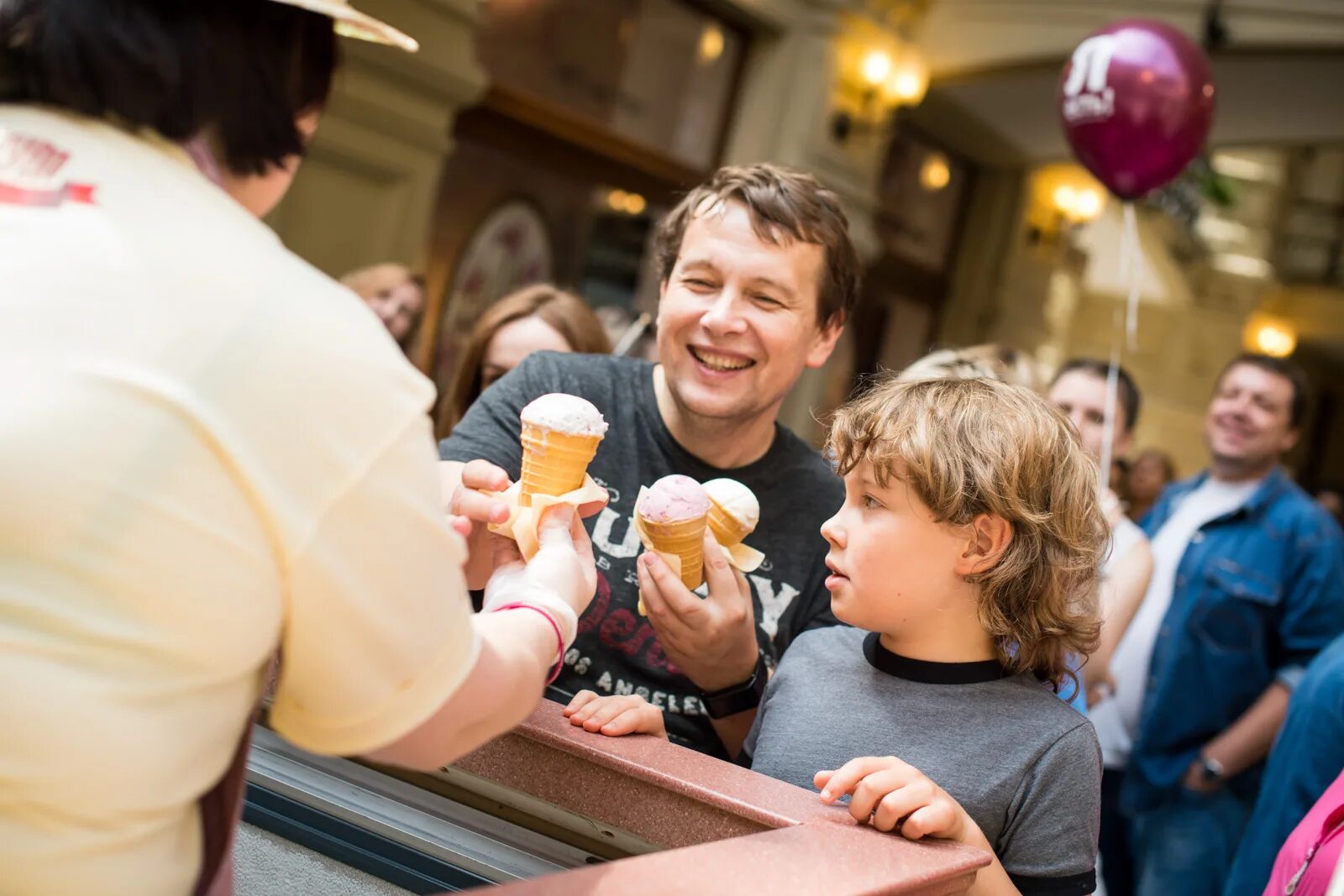 настоящий мороженое. друг купил мороженое. украл мороженое. ест мороженое. большое мороженое.