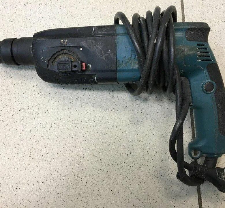 Перфоратор 24 купить. Makita 2450 Дополнительная рукоятка. Makita HR 24 60. Макита 2470 перфоратор шильдик. Перфоратор Макита 2450 2017 года.