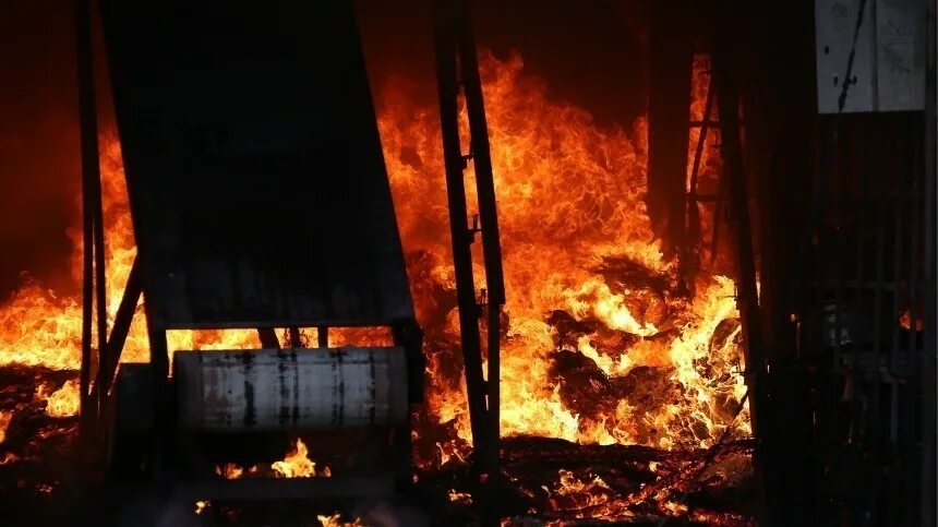 Горящий дом. Открытый огонь в ресторане. Сгорел ресторан в Краснодаре. Родники горит мебельный