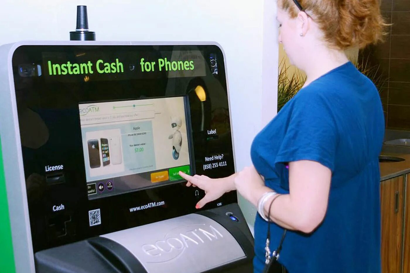 Phone Recycling. Instant Cash Agency. Receiving instant Cash.