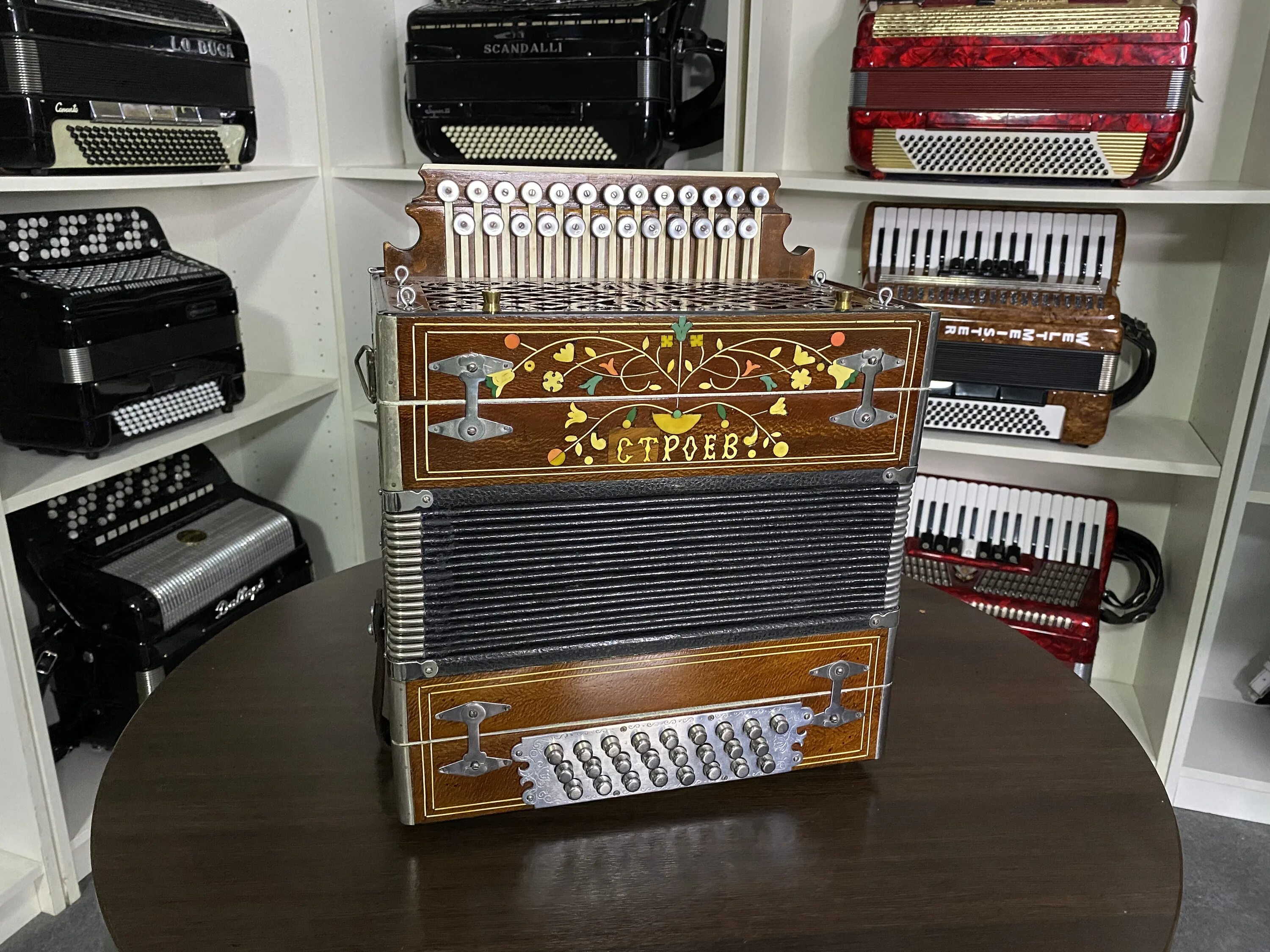 Гармони на авито нижегородская область. Нижегородская гармонь мастер романов. Старинная гармошка ручной работы. Мастеровая гармонь. Дорогие гармошки.