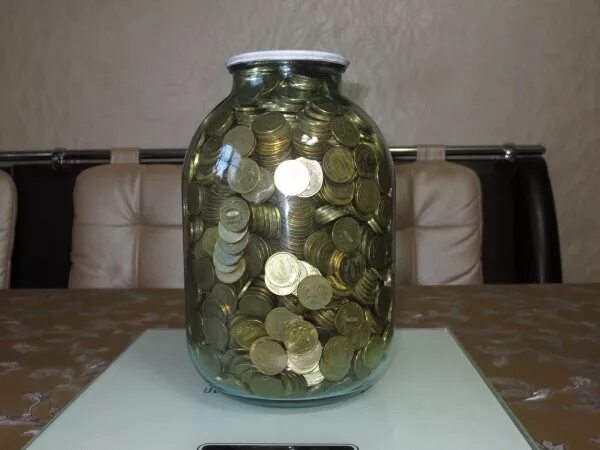 3 литровая банка 10 рублевых монет сколько. 3 литровая банка 10 рублевых монет сколько. мелочь в трехлитровой банке. трехлитровая банка копилка. 1 литровая банка 10 рублевых монет.