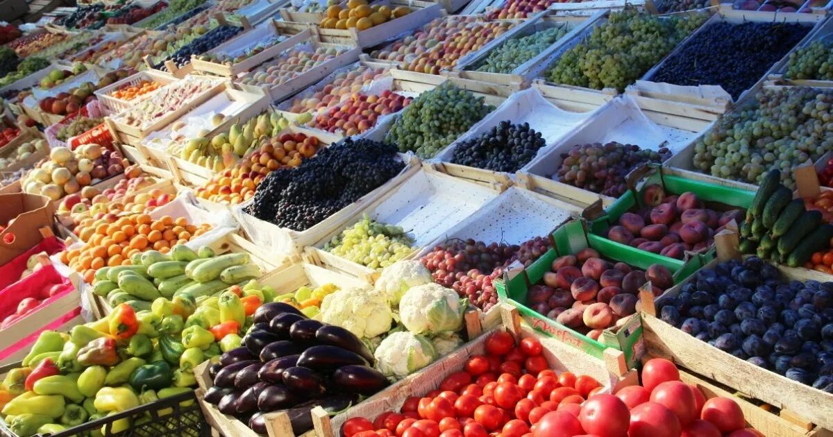 Овощи на рынке. Фрукты на рынке. Прилавок с овощами и фруктами. Овощи и фрукты на рынке.