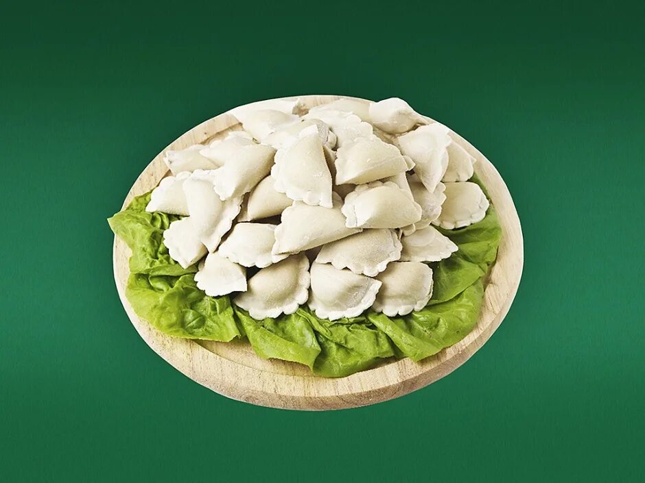 пельмени в зеленой упаковке. доска зеленая пельмени. полуфабрикаты. шпинатные равиоли. салатовые пельмени.