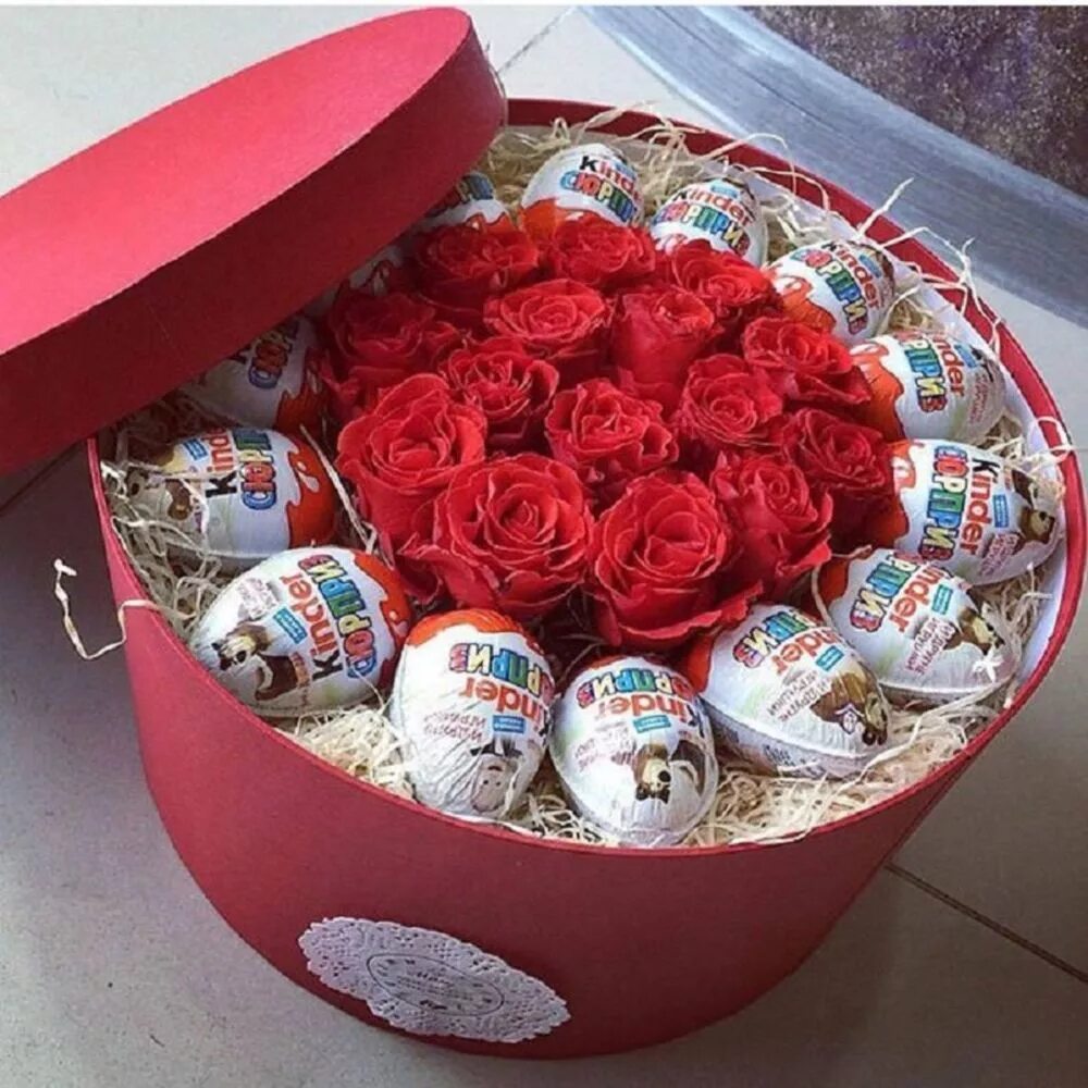 коробка с конфетами и цветамм. цветы в коробочке с конфетами. цветы и киндеры. коробка сюрприз. розы с киндерами букет.