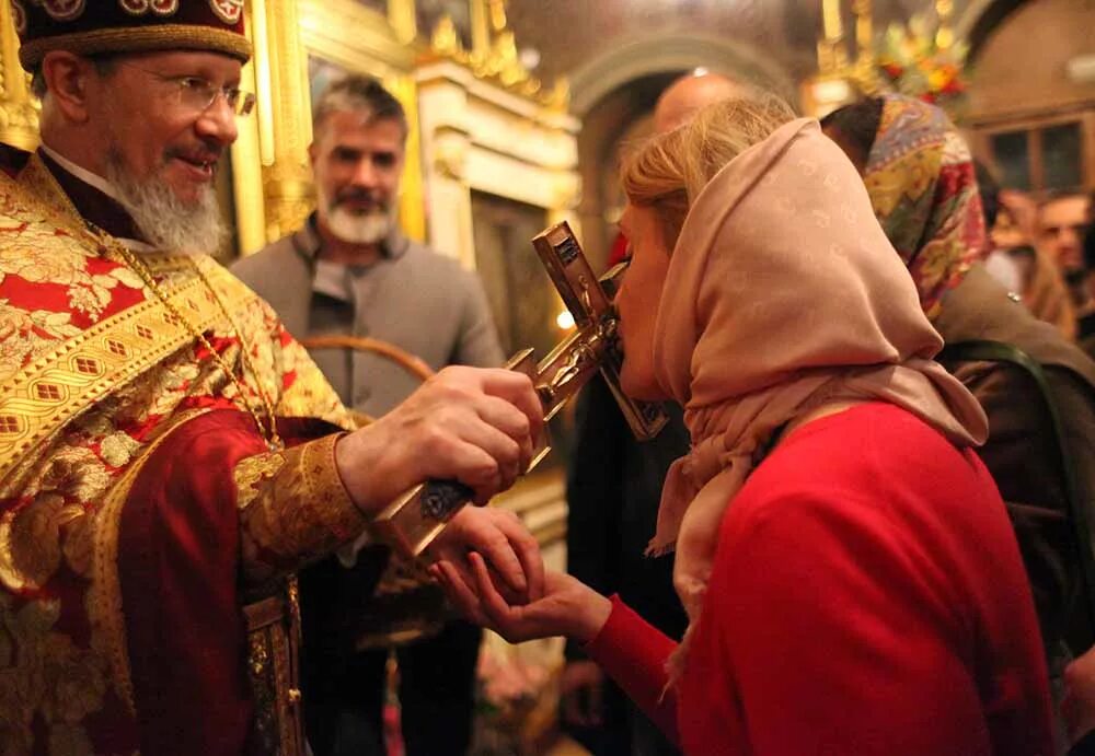 Вечерняя служба причастие. Пасхальная служба крупные планы. Картина старого мастера после пасхального богослужения. Пафос монастырь Неофитос Пасхальная служба. Службы причастия в Ейске.