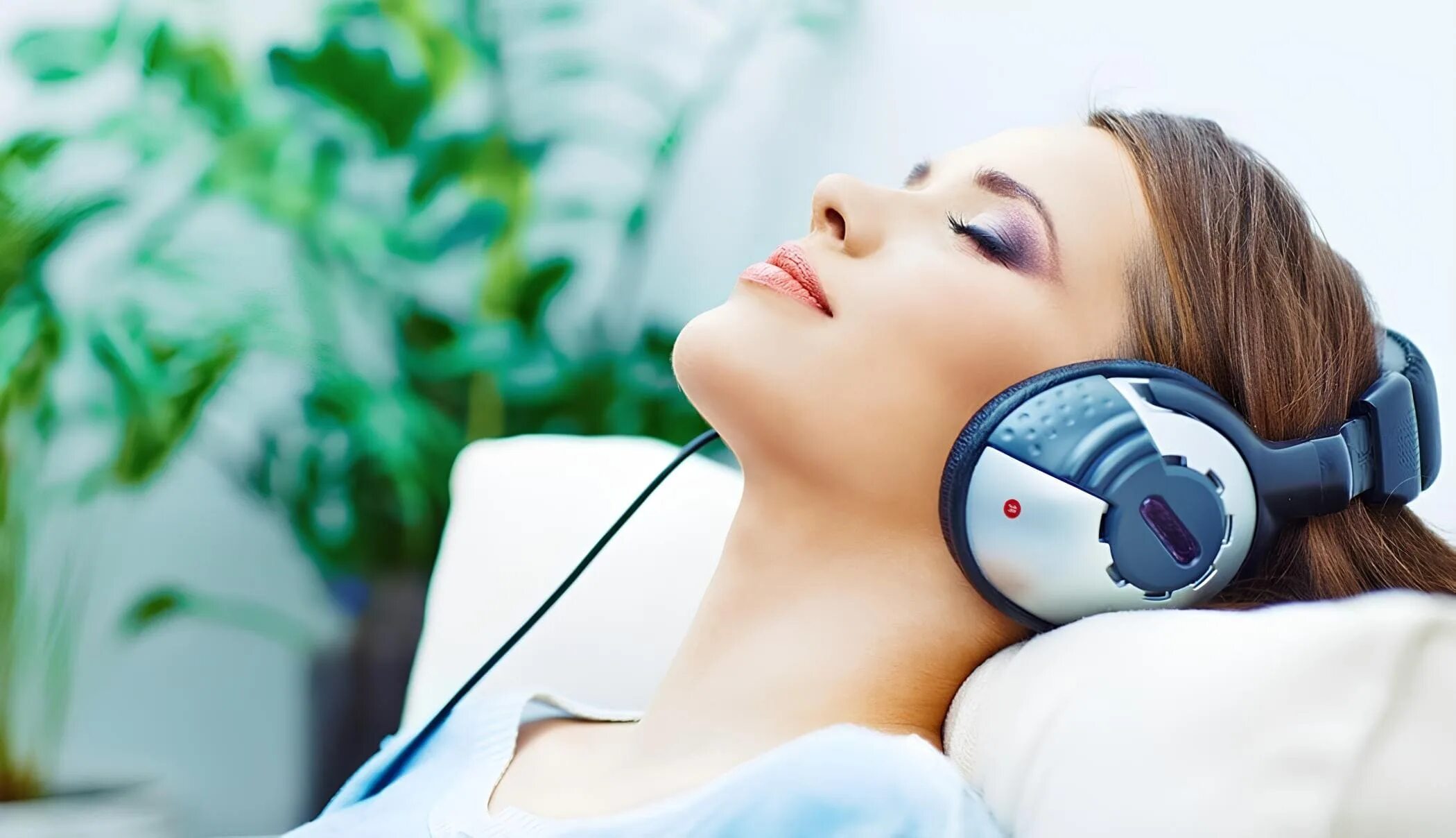 Relaxing Music фото. Релаксация наушники картинка. Best Music Relax блоггер. Гипноз в наушниках.