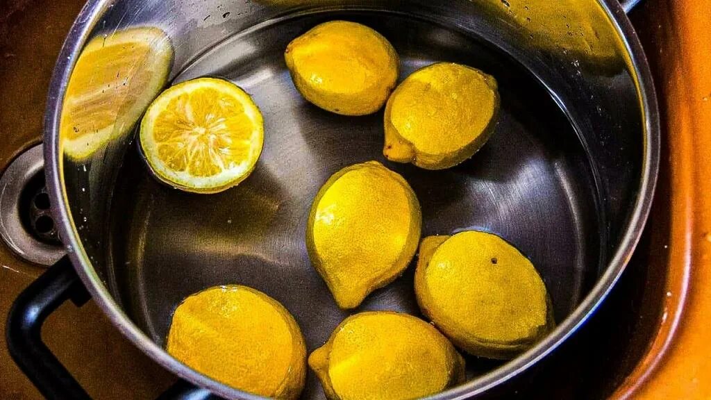 Как отмыть лимон. Вареные лимоны. Лимоны в кастрюле. Вареные лимоны в кастрюле. Лимоны варятся в кастрюле.