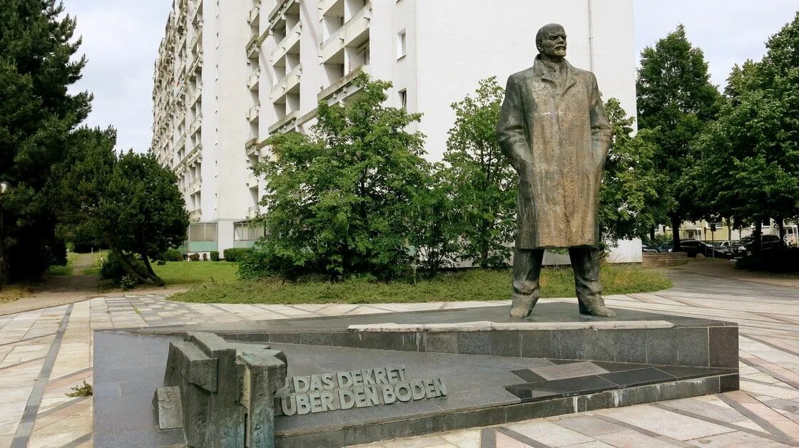 Памятник эрнсту тельману в москве. Гдр ленин берлин памятник. Дрезден гдр. Памятники гдр. Памятники гдр.