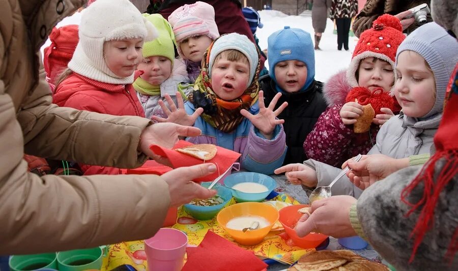 Масленица в детском саду. Детям о Масленице в детском саду. Гулянье на Масленицу в детском саду. Дети в садике на Масленицу. Масленица в яслях детского