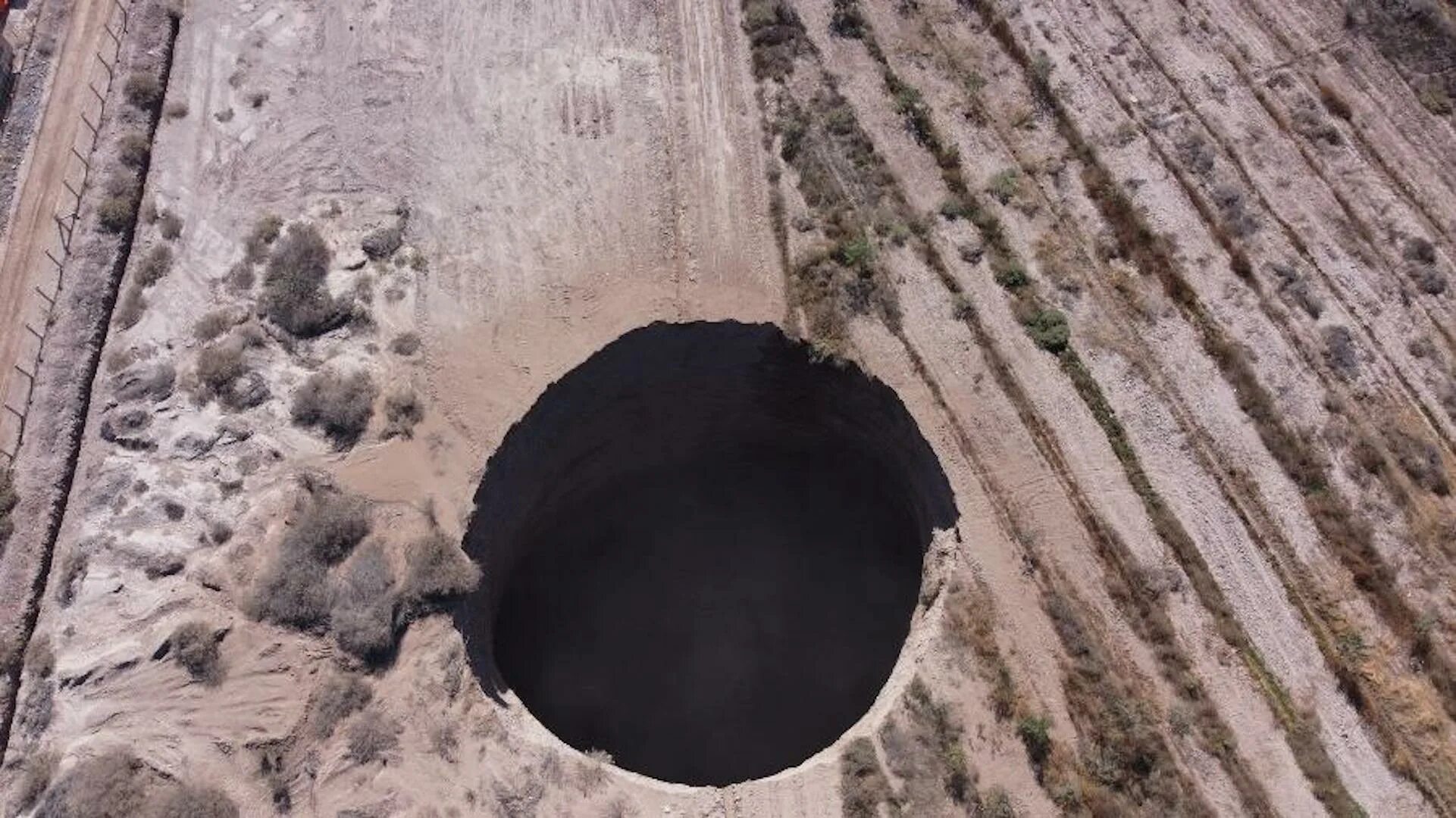 Большая дыра в земле. Чили провал 200 метров. Дыра в земле Атакама. Огромная дыра в земле. Карстовые дыры.