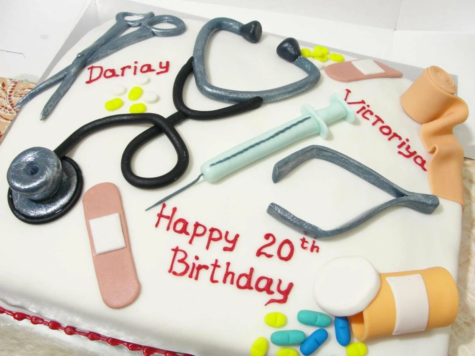 Торт «врачу». Открытка с днём рождения мужчине медику. Торт хирургу. Открытка с днём рождения мужчине врачу.
