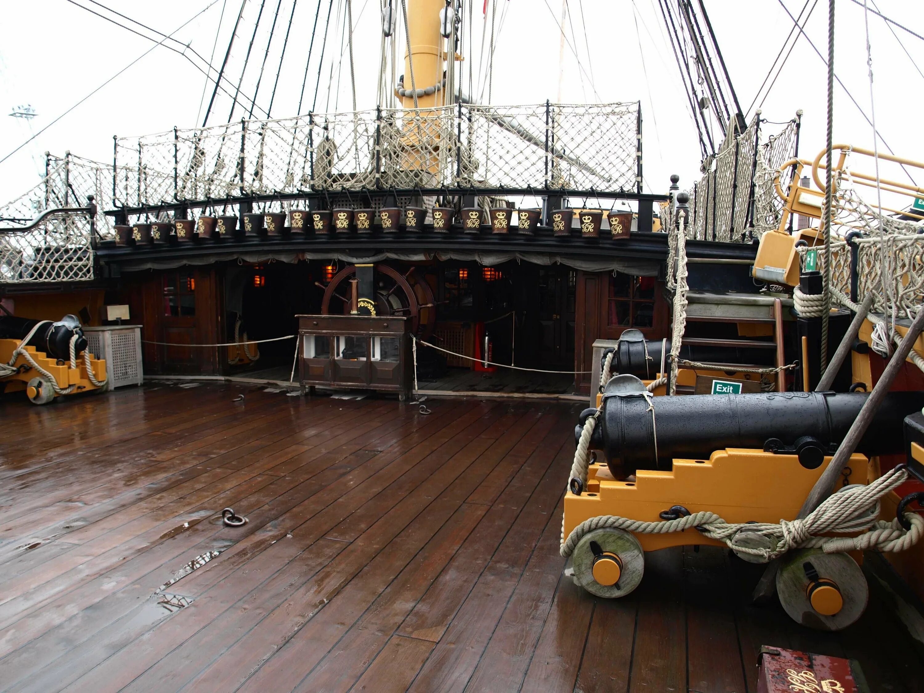 Борт корабля пиратов. Корабль-музей «гото-Предестинация». Палуба пиратского корабля сбоку. Палуба пиратского корабля. Палуба парусного корабля.