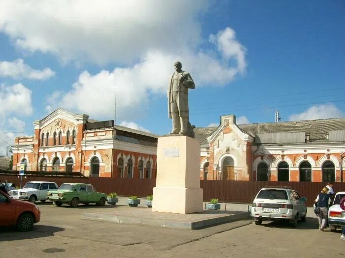 Краснодарский край г тихорецкая. Привокзальная площадь Тихорецк. Площадь Тихорецка. Памятник на площади Жукова в Тихорецке. Памятник Ленину Тихорецке.