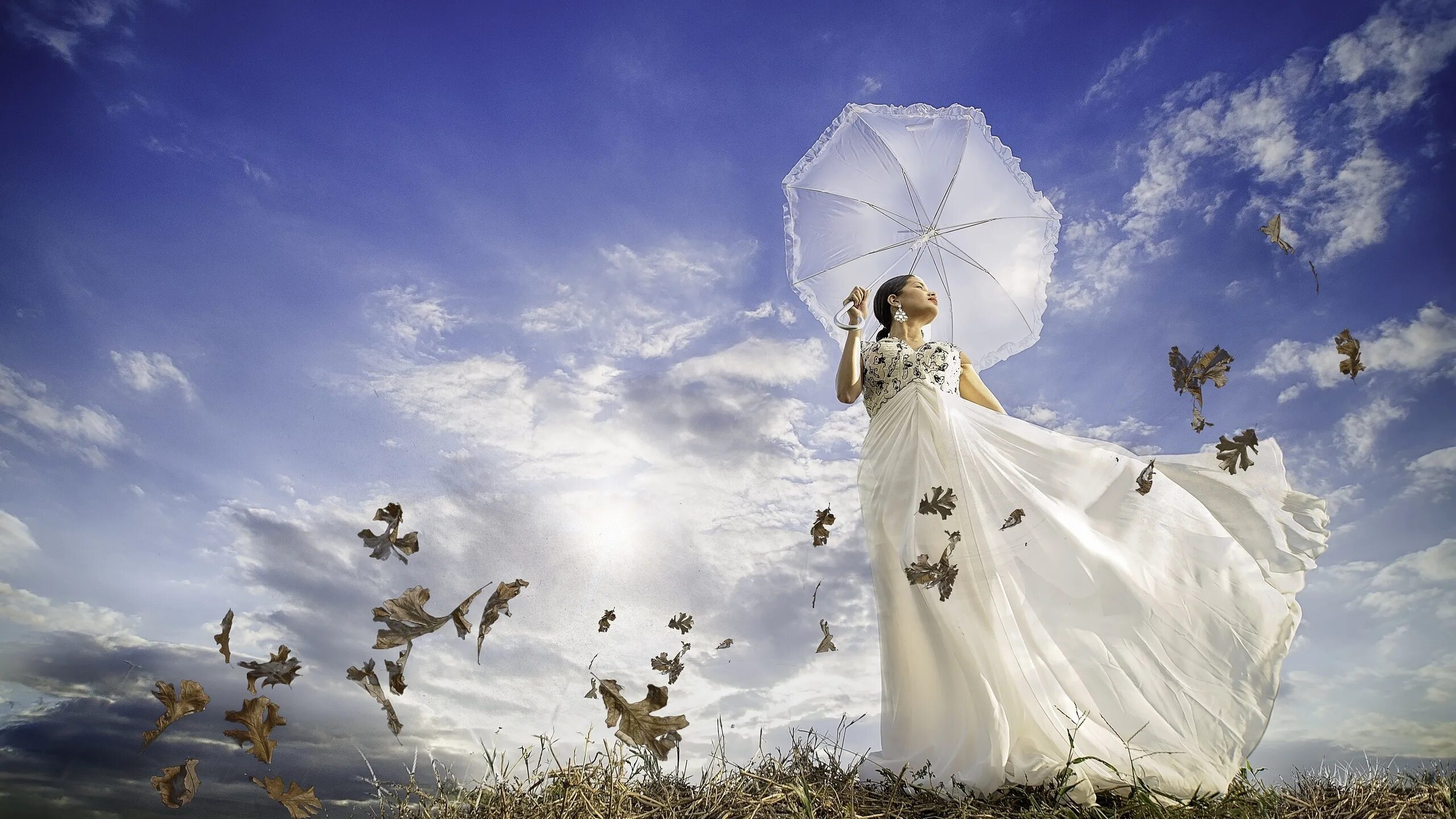 Женщина на ветру. Девушка в платье на ветру. Девушка в белом платье. Девочка - ветер.