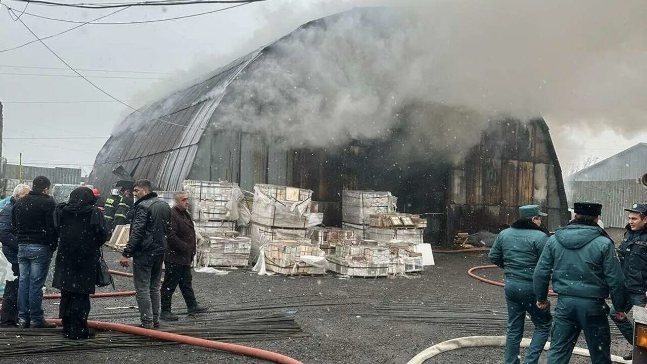 Пожар. Пожар в Ереване вчера. Пожар в Ереване сейчас. Сгорел склад стройматериалов.