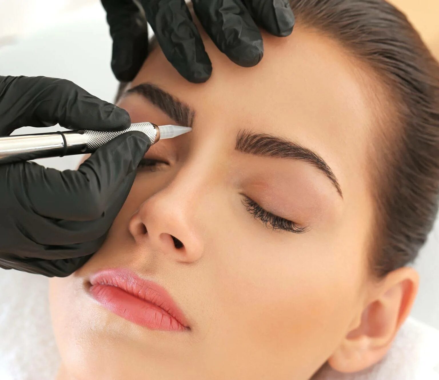 Пермаментный макияж бровей. Перманентный макияж бровей губ и век. Татуаж бровей волосковая техника. Какие бывают татуаж. Какие бывают татуаж.