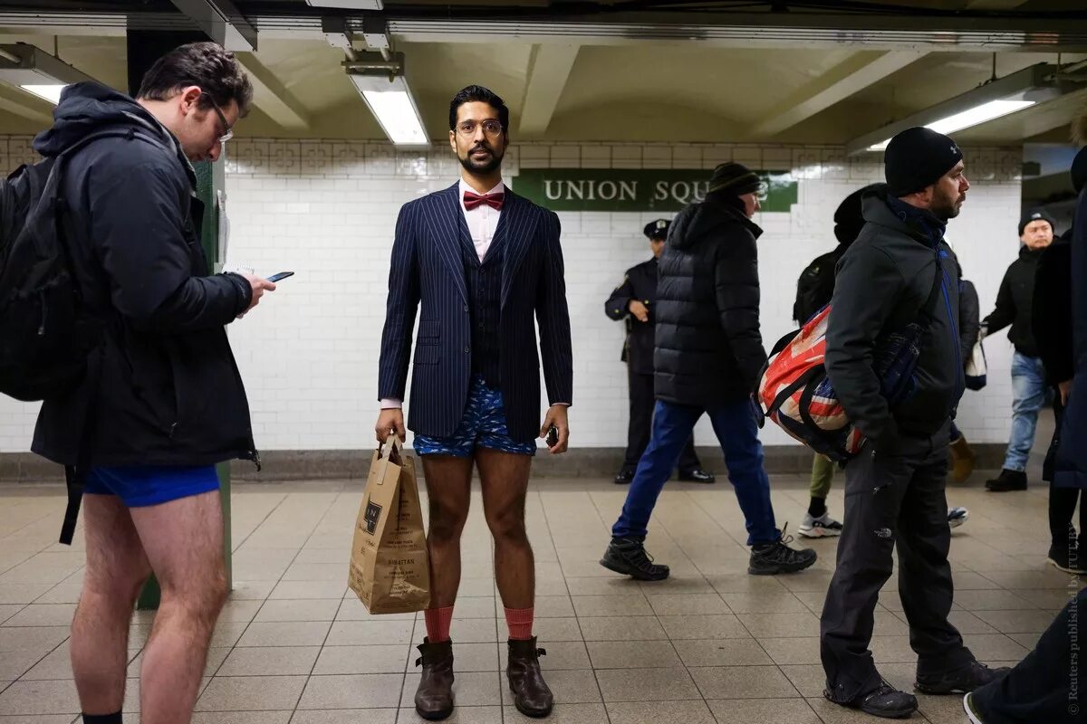 Год без штанов. No Pants Subway Ride 2019. Акция в метро без штанов Нью Йорк. В метро без штанов 2019. День без штанов в метро Нью-Йорка.