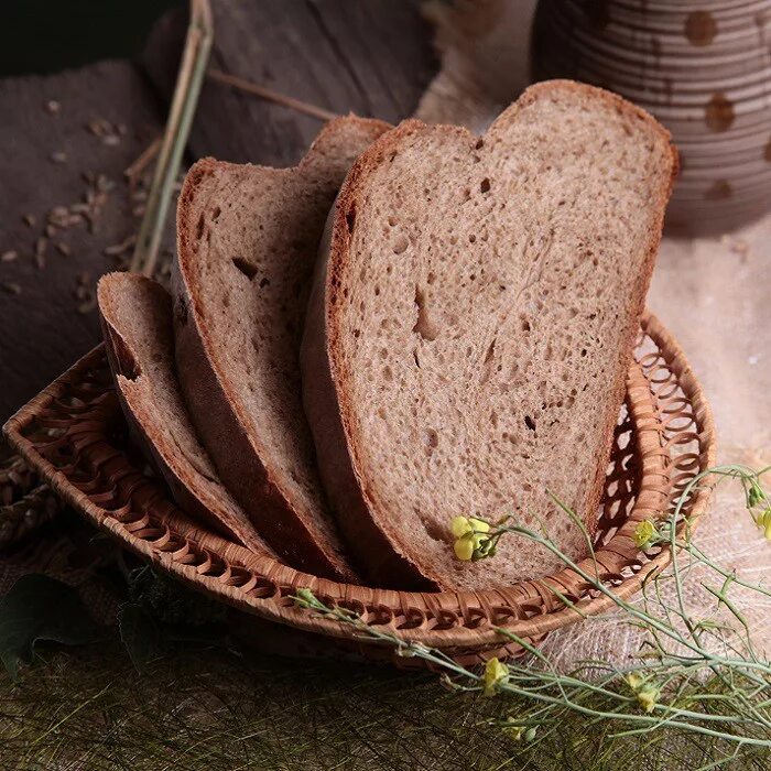 Хлеб с пшеничным солодом. Пшеничный хлеб с солодом. Хлеб пшеничный деревенский. Хлеб деревенский ржаной. Хлеб крестьянский пшеничный.