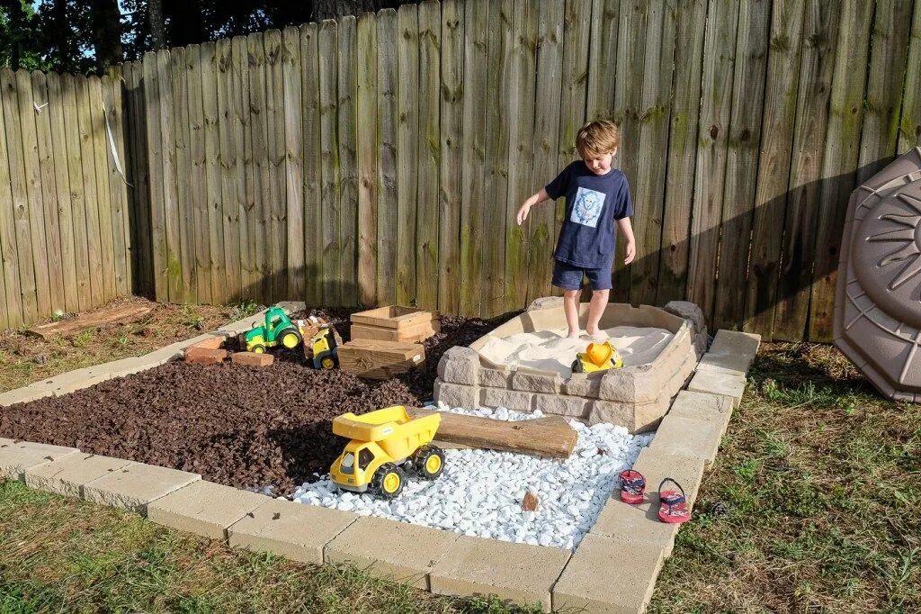 Child yard. Песочница вокруг дерева на даче. Дорожки в песочнице. Посадки вокруг песочницы. DIY Kids Gaming place Backyard.