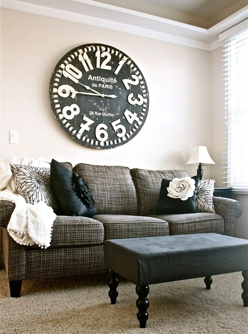 Настенные часы в интерьере. Большие настенные часы в интерьере. Настенные часы в гостиной над диваном. Декор над диваном. Часы над диваном.