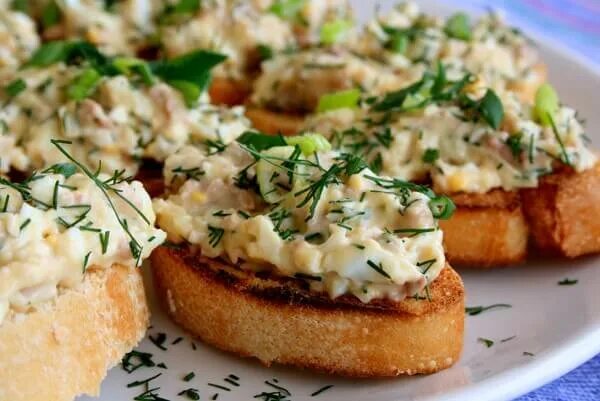 Бутерброд с печенью и сыром. Брускетта с печенью трески. Бутерброды с паштетом из печени куриной. Тапас с печенью трески. Бутерброды с паштетом.