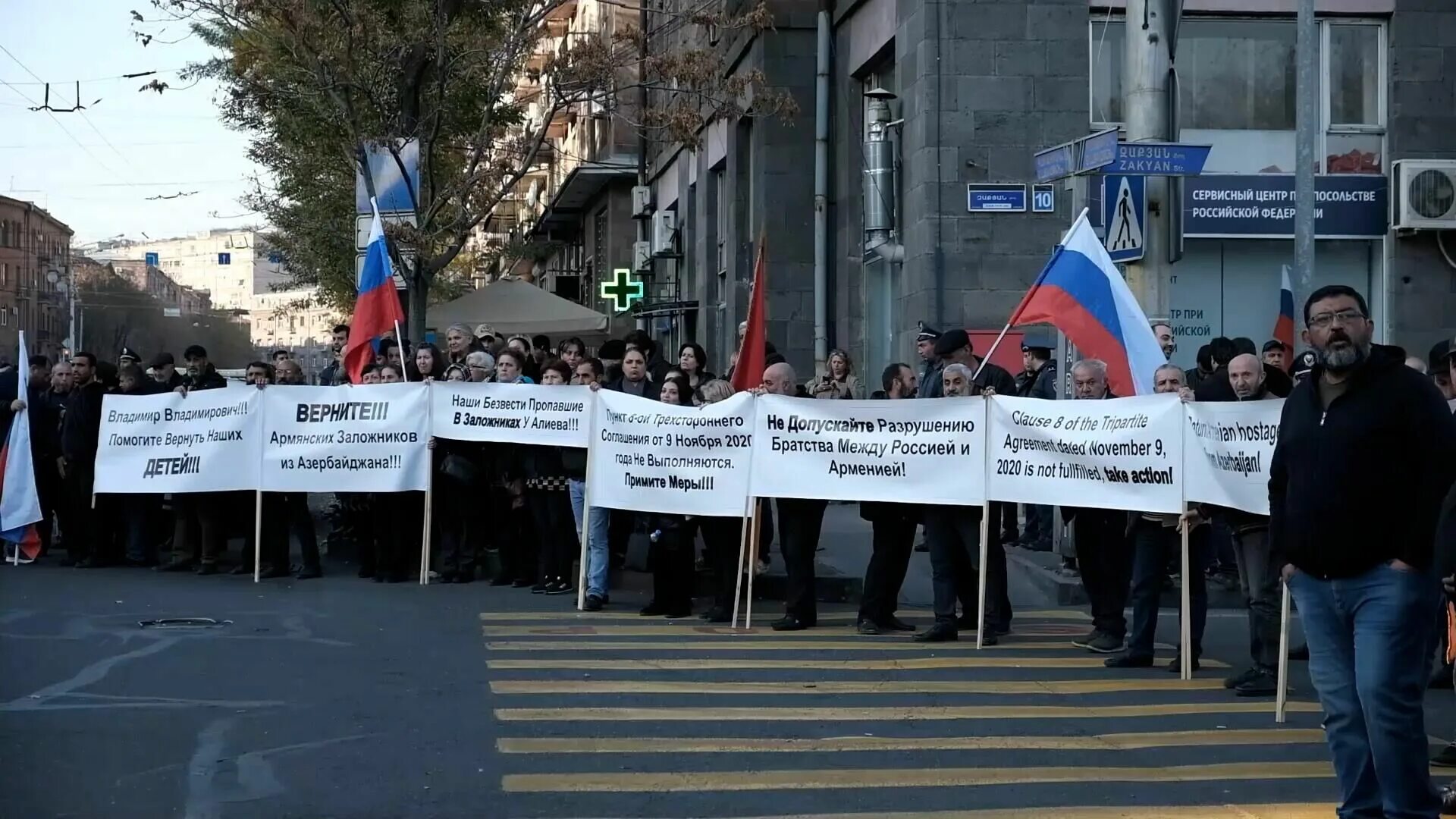 В ереване пройдет. Армянские новости. Митинги в Ереване 2022. Ереван очередь у российского посольства. Армения против ОДКБ.