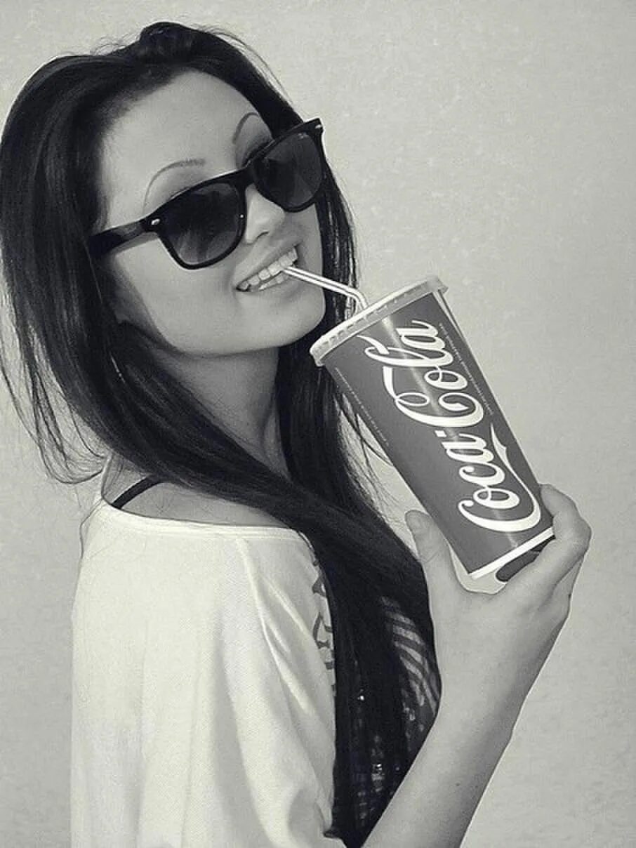 Крутая девушка в очках. Красивые девушки в бейсболках. Бекки джи 2020. Офигенные девушки. Ники для авы для девушек.