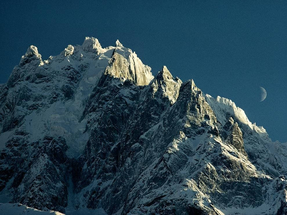 Как выглядит горный хребет. Mont blanc peak. гребень горного хребта. гребень горы. горный хребет.