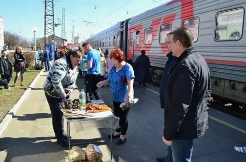 Мальчики продавали ягоды на станционной платформе