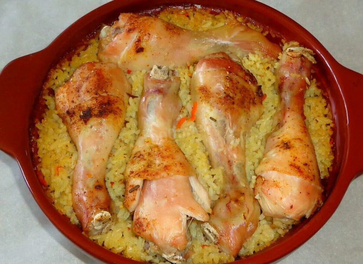 Рецепт приготовления курицы с рисом. Рис с курицей в духовке. Рис с голенью в духовке. Куриные голени с рисом в духовке. Голень куриная в духовке с хрустящей корочкой.