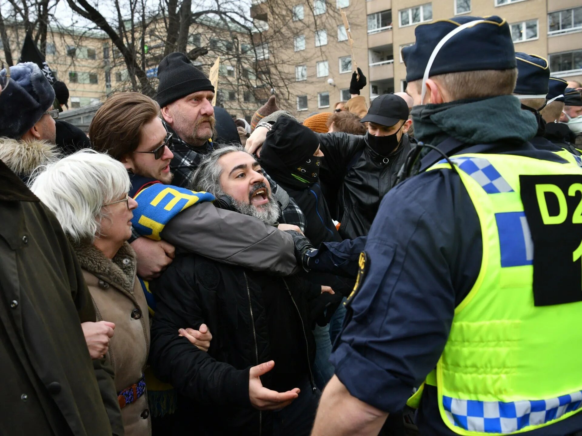 Столкновения в швеции. Митинги в швеции. полиция швеции. шведы митинг. полиция стокгольма.