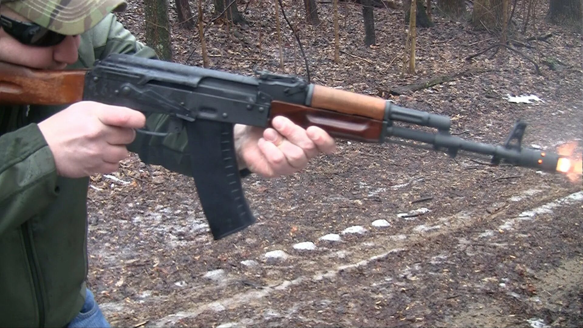 Солдат с автоматом. Автомат калашникова стрельба. Стрельба с автомата ак 74. Ак-105 ссо. Стрельба из ак 74.