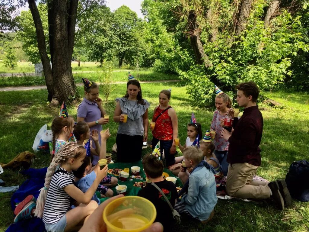 Пикник класса. С днем рождения природа. Пикник класса. Поход с классом. Школьники на пикнике.