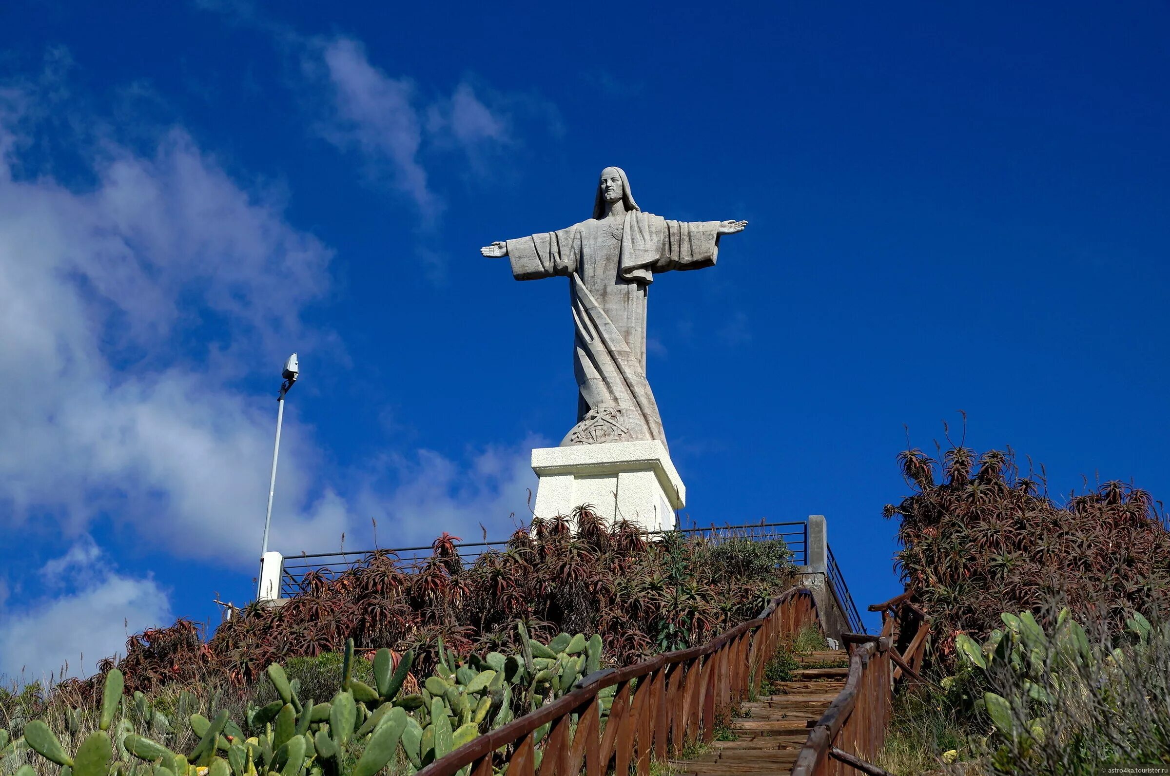 Села рио. Статуя Христа Мадейра. Статуя Христа Лиссабон. Статуя Христа Фуншал. Кришту Рей в Лиссабоне.
