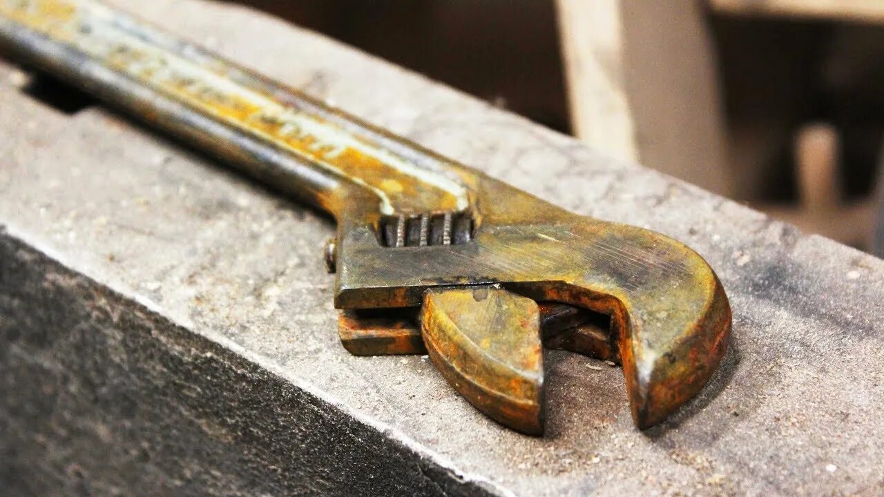 Rust tools. Ржавые инструменты. Ржавчина на инструменте. Ржавый гаечный ключ. Восстановление ржавых инструментов.