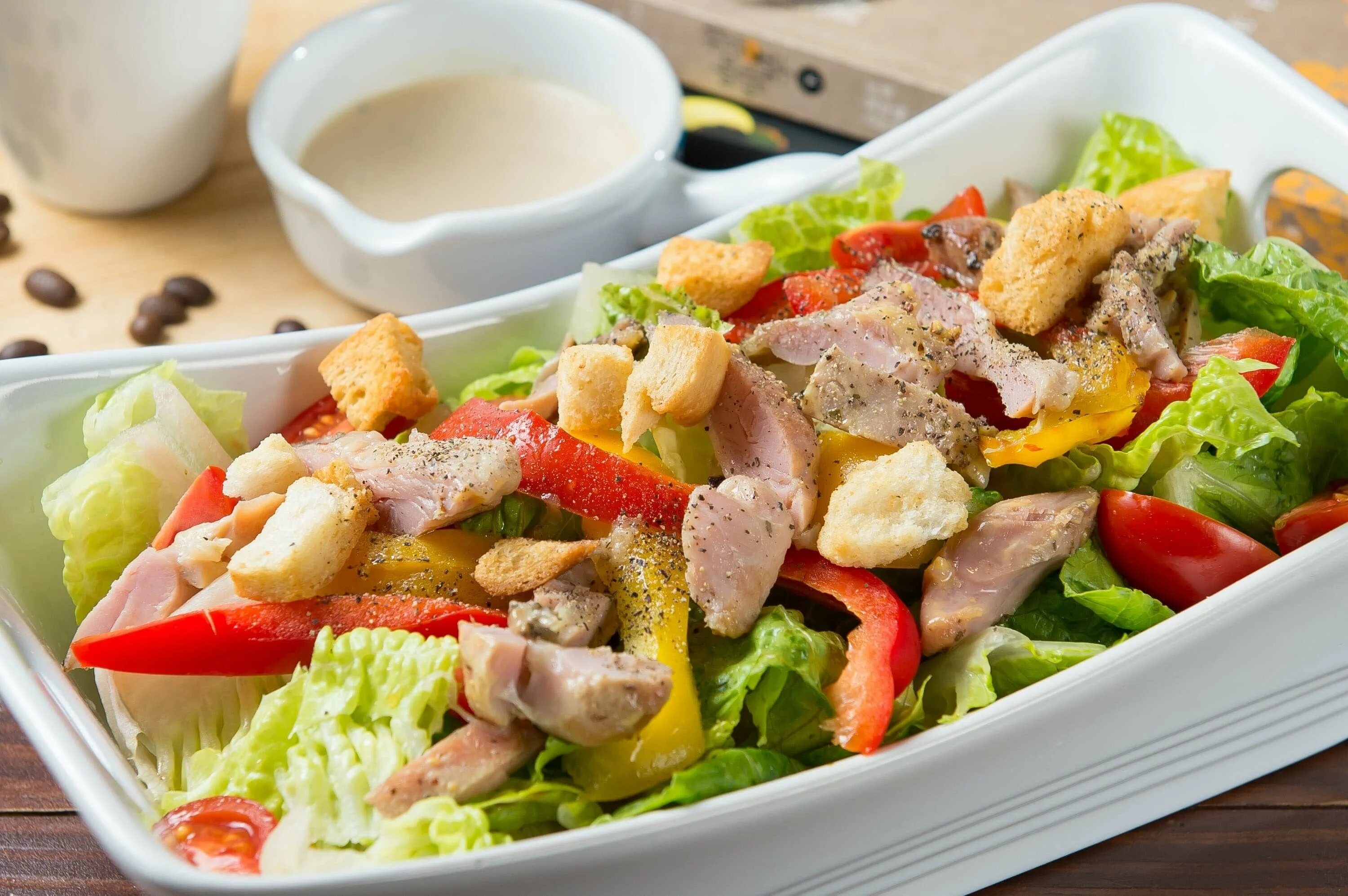 Салат с запеченной куриной грудкой. Салат с запеченной куриной грудкой