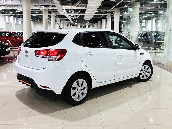 Рио хэтчбек авито. Kia Rio 2015. Киа Рио 2015 хэтчбек. Киа Рио хэтчбек 2015 белый. Kia Рио 2015 хэтчбек.