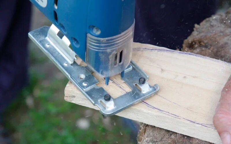 приспособление для лобзика для ровного пила по дереву. электролобзик 1e-5202e крепление пилки. механизм электролобзика. ровный распил электролобзиком. уводит пилку лобзика.