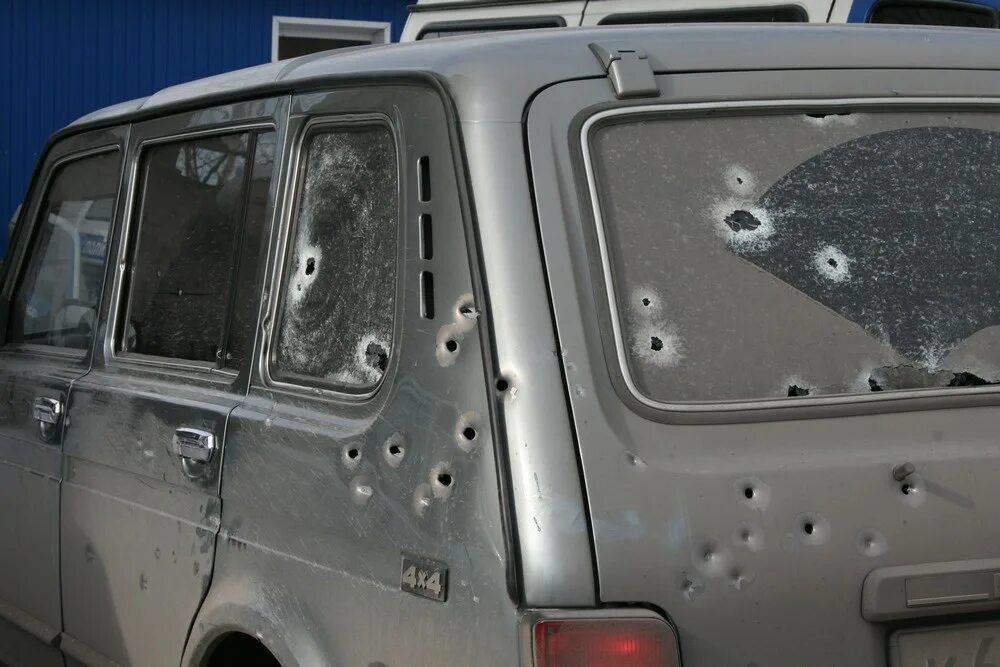обстрелянная машина. всу обстреляли клинцы брянской области. попадание снаряда в дом. обстреляли машину. многоэтажный дом.