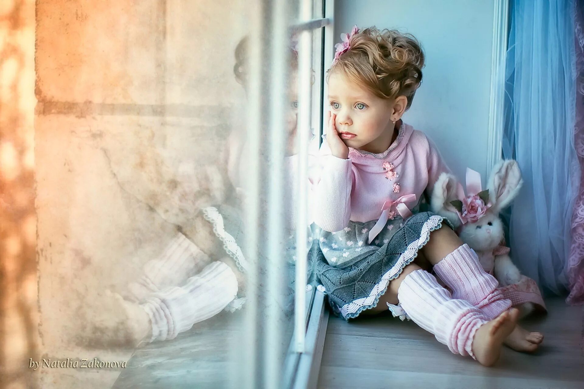 Девочка у окна. Маленькая девочка у окна. Детская фотосессия дома. Ребенок девочка.
