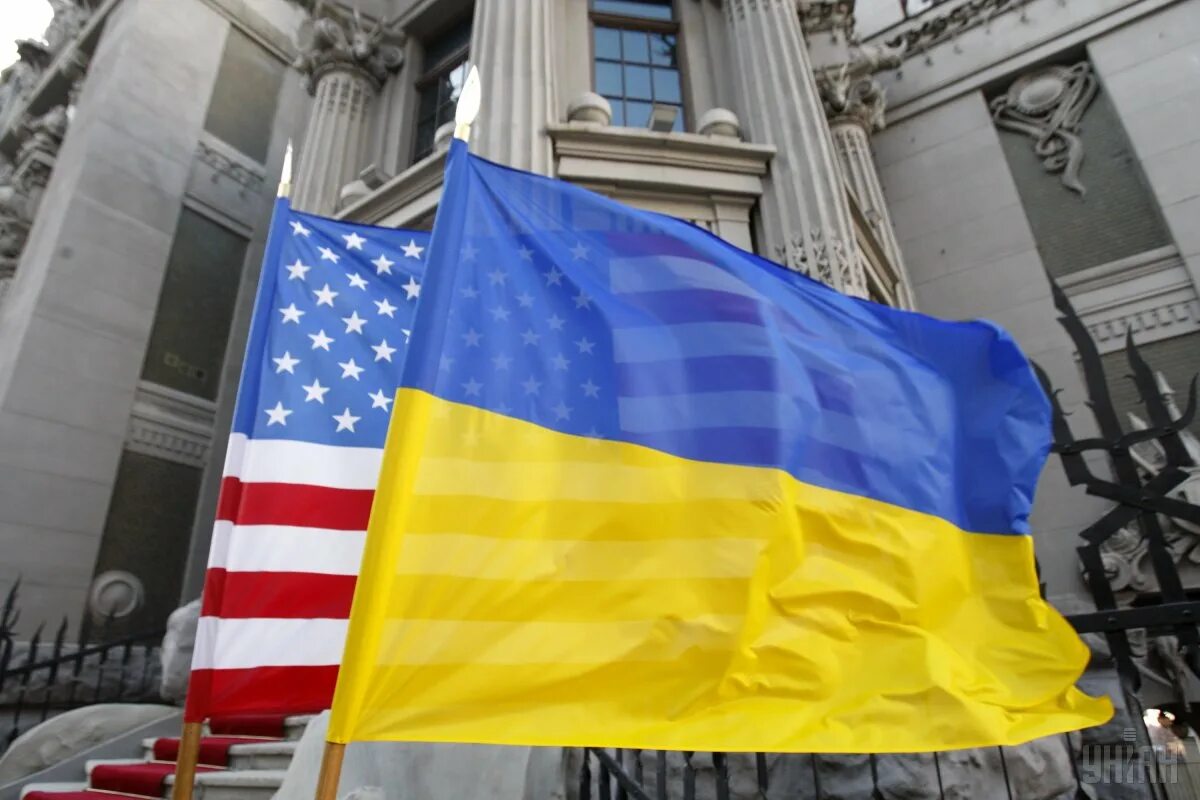 Выделит ли сша помощь украине последние новости. США Украина. Флаг Украины и США. Американский флаг в Украине. Американский и украинский флаг.